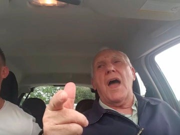 Un anciano con Alzheimer canta con su hijo