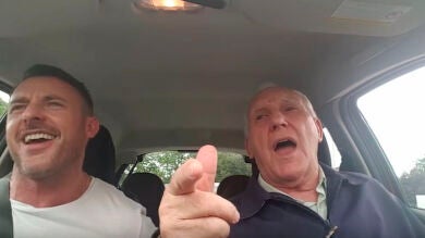 VÍDEO: Un anciano con Alzheimer recupera su vitalidad cuando canta con su hijo en el coche