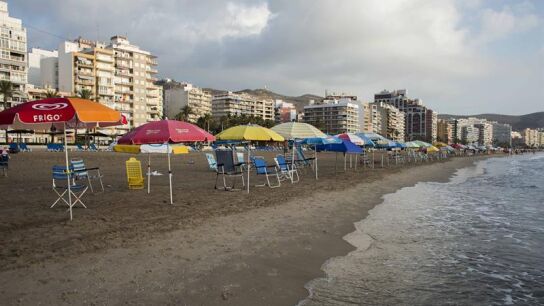 Cientos de sombrillas colocadas en primera l&iacute;nea en la playa