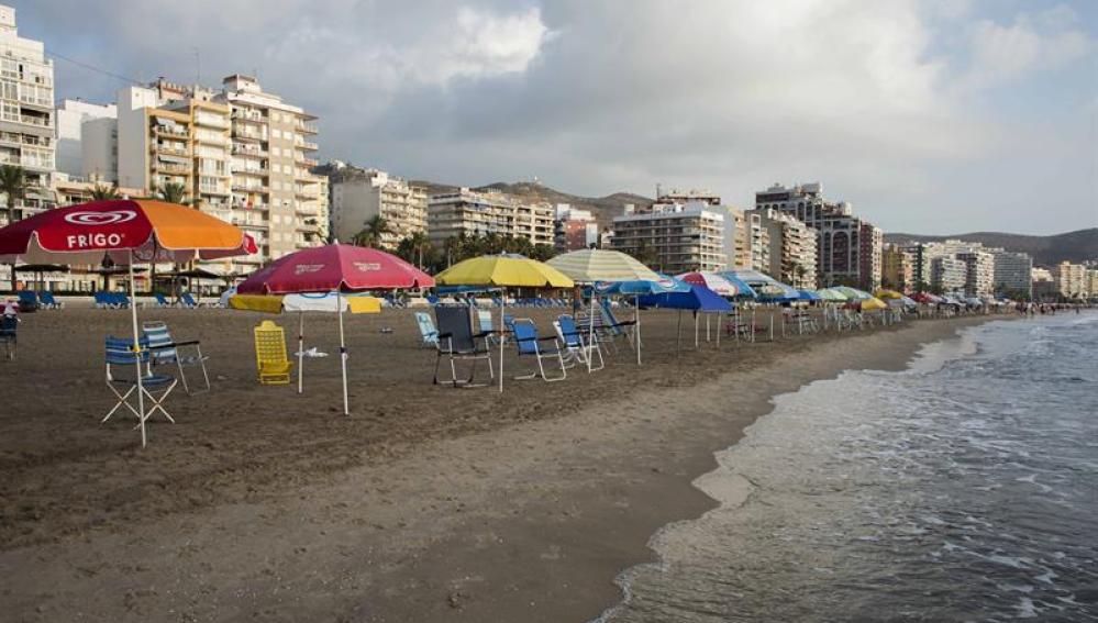Cientos de sombrillas colocadas en primera línea en la playa
