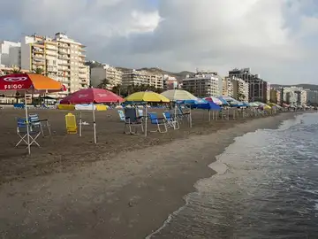 Cientos de sombrillas colocadas en primera línea en la playa Cientos de sombrillas colocadas en primera línea en la playa