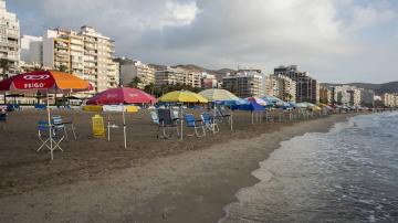 Cientos de sombrillas colocadas en primera línea en la playa