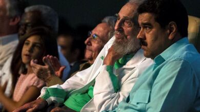 Fidel Castro reaparece en público en su 90 cumpleaños