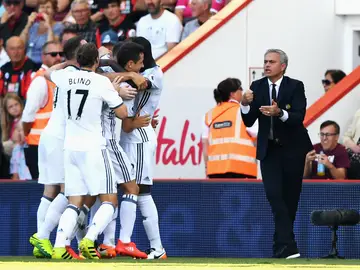 El Manchester United de Mourinho se estrena con victoria El Manchester United de Mourinho se estrena con victoria