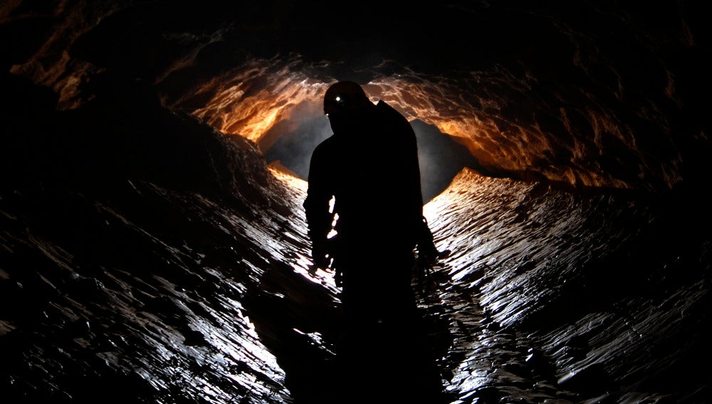 Un hombre realizando espeleología