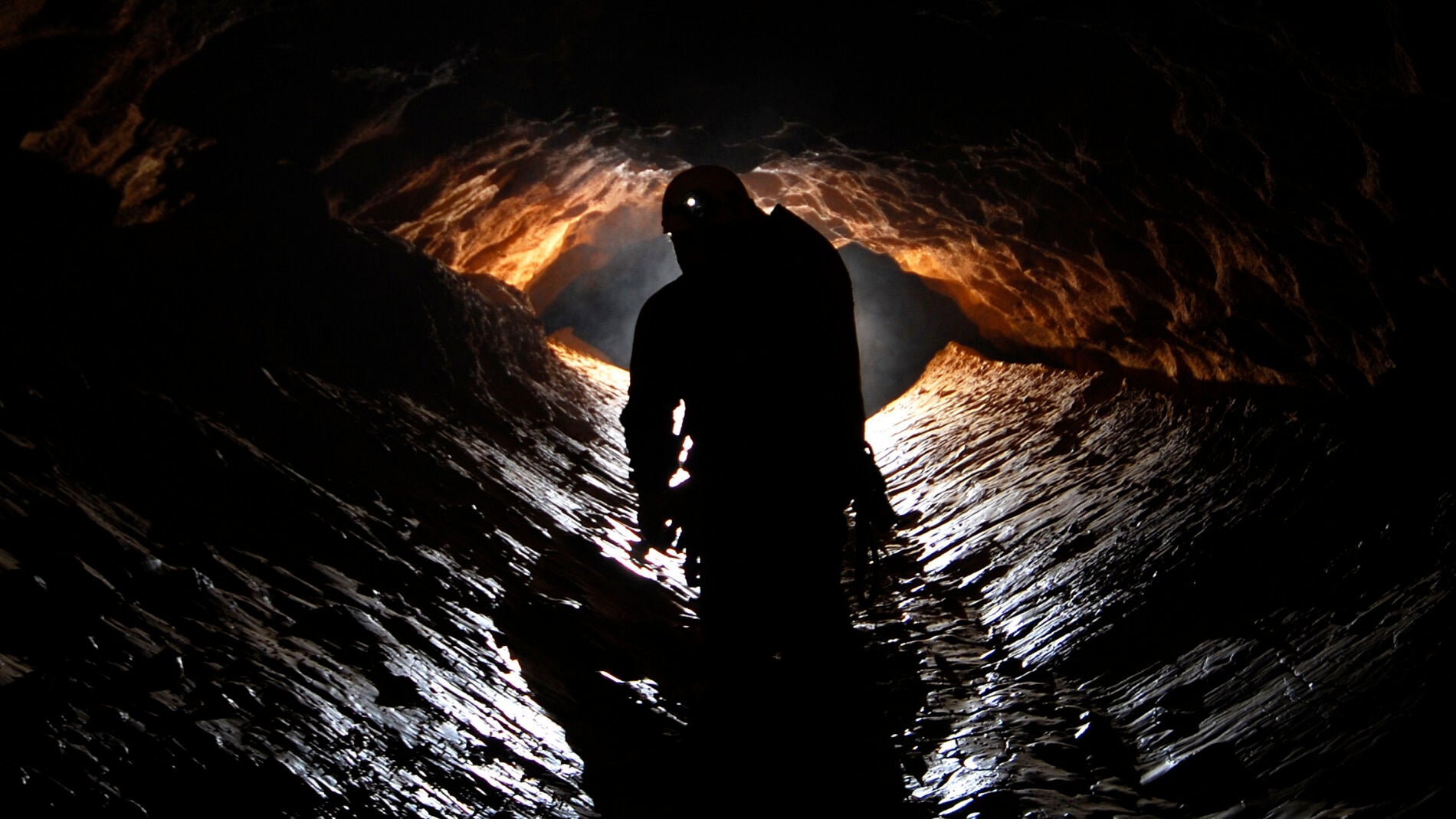 Un hombre realizando espeleolog&iacute;a