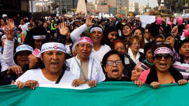 Miles de peruanos se echan a las calles para rechazar la violencia de género en el país