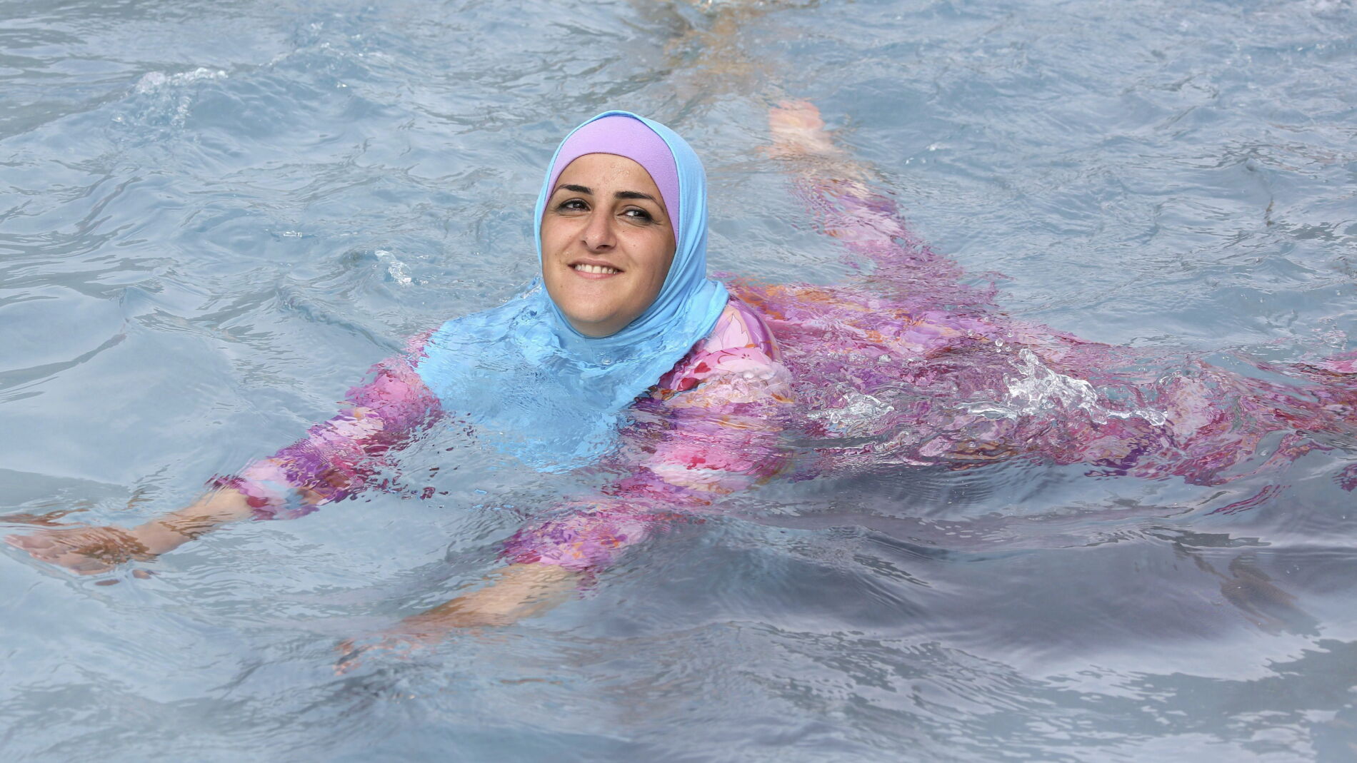 Una mujer se ba&ntilde;a en 'burkini'