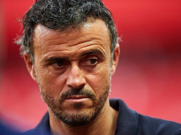 Luis Enrique mira pensativo antes de un encuentro del Barcelona