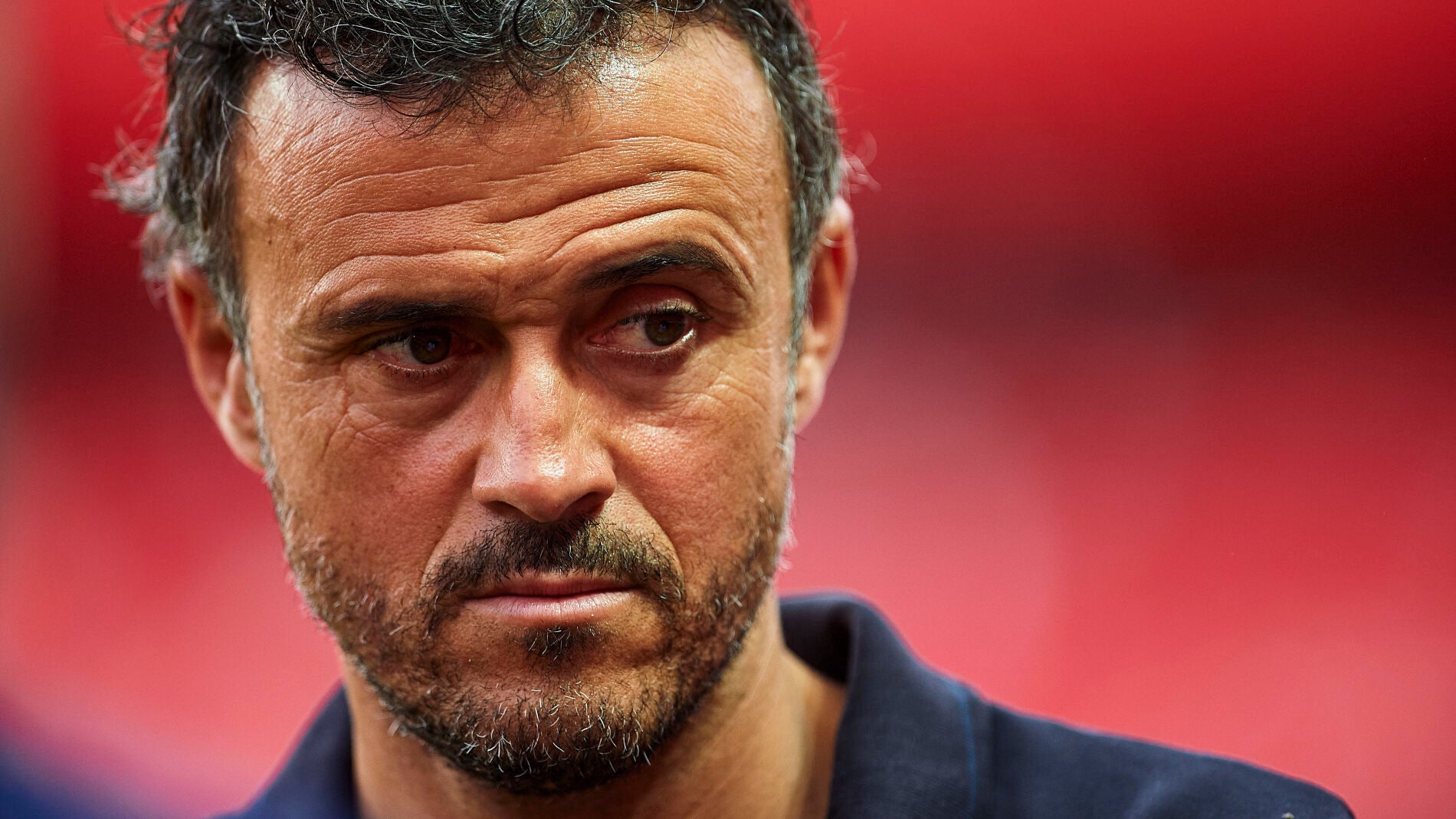 Luis Enrique mira pensativo antes de un encuentro del Barcelona