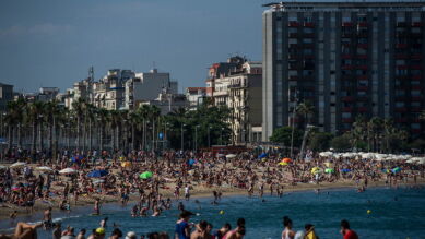 Decomisan 1.600 cervezas y varias botellas de alcohol destinadas a la venta en la playa de la Barceloneta 