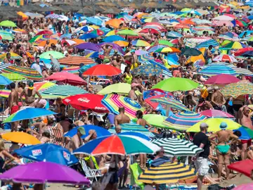 Miles de personas disfrutan del sol y el mar en las playas de la Malvarrosa y Las Arenas de Valencia Miles de personas disfrutan del sol y el mar en las playas de la Malvarrosa y Las Arenas de Valencia