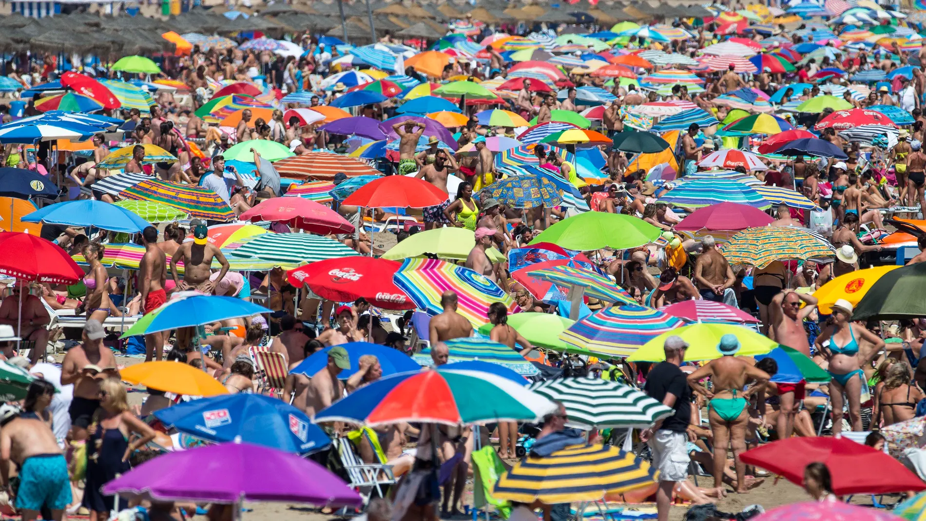 Miles de personas disfrutan del sol y el mar en las playas de la Malvarrosa y Las Arenas de Valencia Miles de personas disfrutan del sol y el mar en las playas de la Malvarrosa y Las Arenas de Valencia