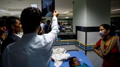 Al menos 31 muertos y 40 heridos al caer un autobús por un barranco en Nepal