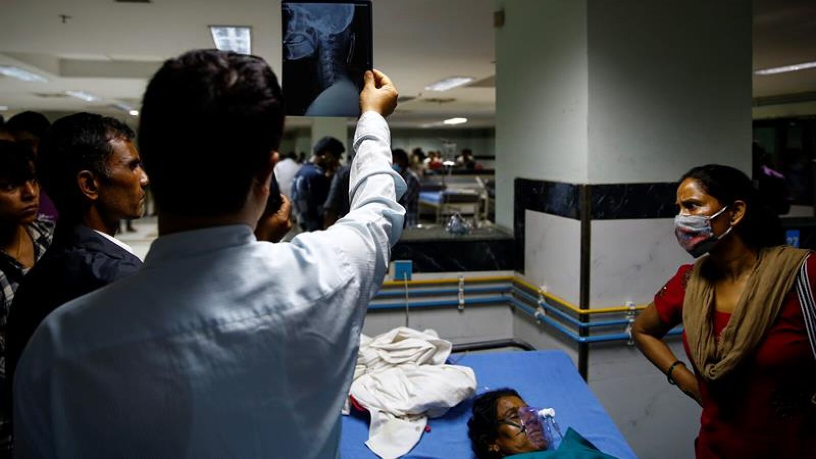 Al menos 31 muertos y 40 heridos al caer un autobús por un barranco en Nepal