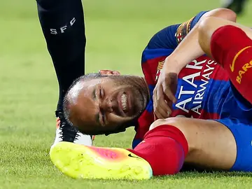 Iniesta se retiró lesionado en el partido de ida de la Supercopa de España ante el Sevilla Iniesta se retiró lesionado en el partido de ida de la Supercopa de España ante el Sevilla