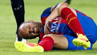 Iniesta sufre una contusión en la rodilla derecha y estará dos semanas de baja