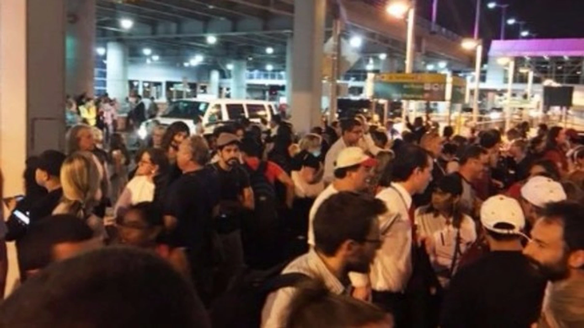 La terminal 8 del aeropuerto JFK es evacuada La terminal 8 del aeropuerto JFK es evacuada