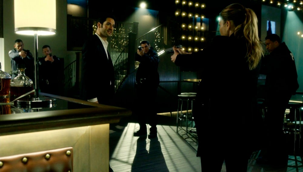 Chloe: "Lucifer Morningstar, quedas detenido"