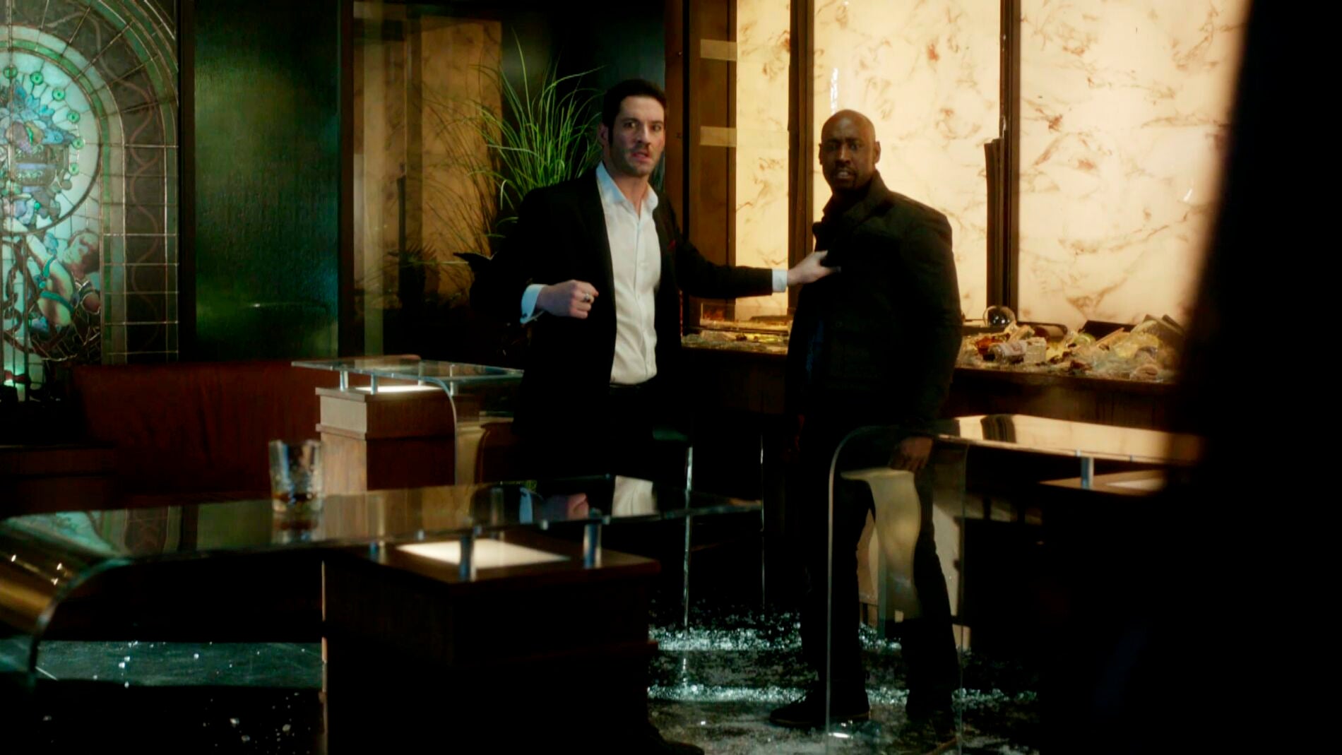 Lucifer y Amenadiel pelean por Maze