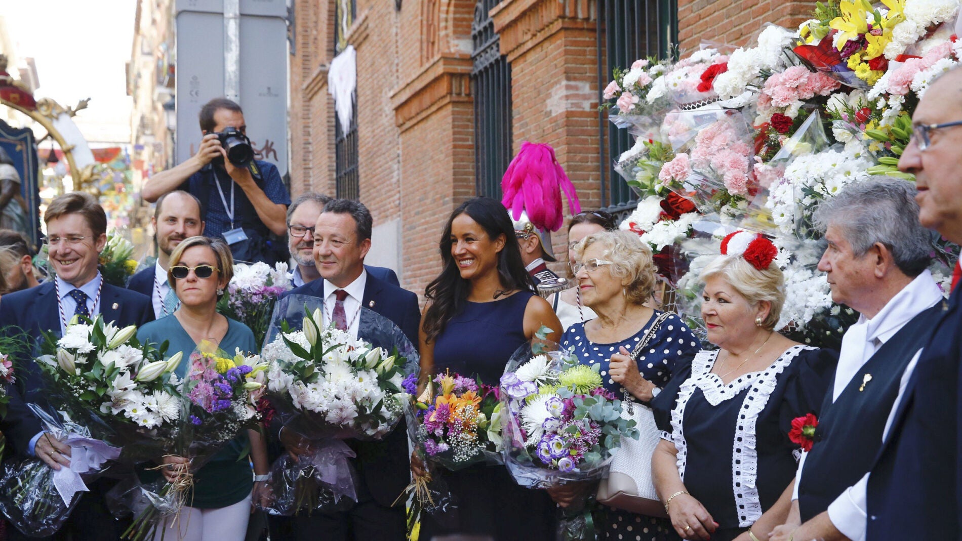 Los pol&iacute;ticos madrile&ntilde;os participan en la ofrenda floral a la Virgen de la Paloma 