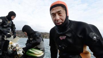 Yasuo Takamatsu cerca del puerto Takenoura después de una inmersión práctica.