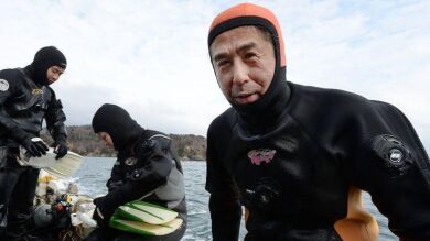 Un fiel marido aprende a bucear por amor para seguir buscando a su esposa cinco años después del tsunami de Japón