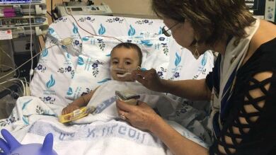 Un bebé afgano logra salvarse gracias a una cadena de contactos de Facebook