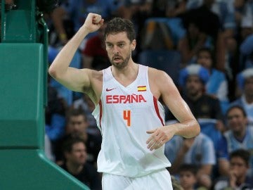 Pau Gasol celebra una canasta ante Argentina