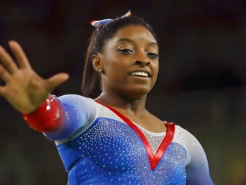 Simone Biles, durante el ejercicio de suelo