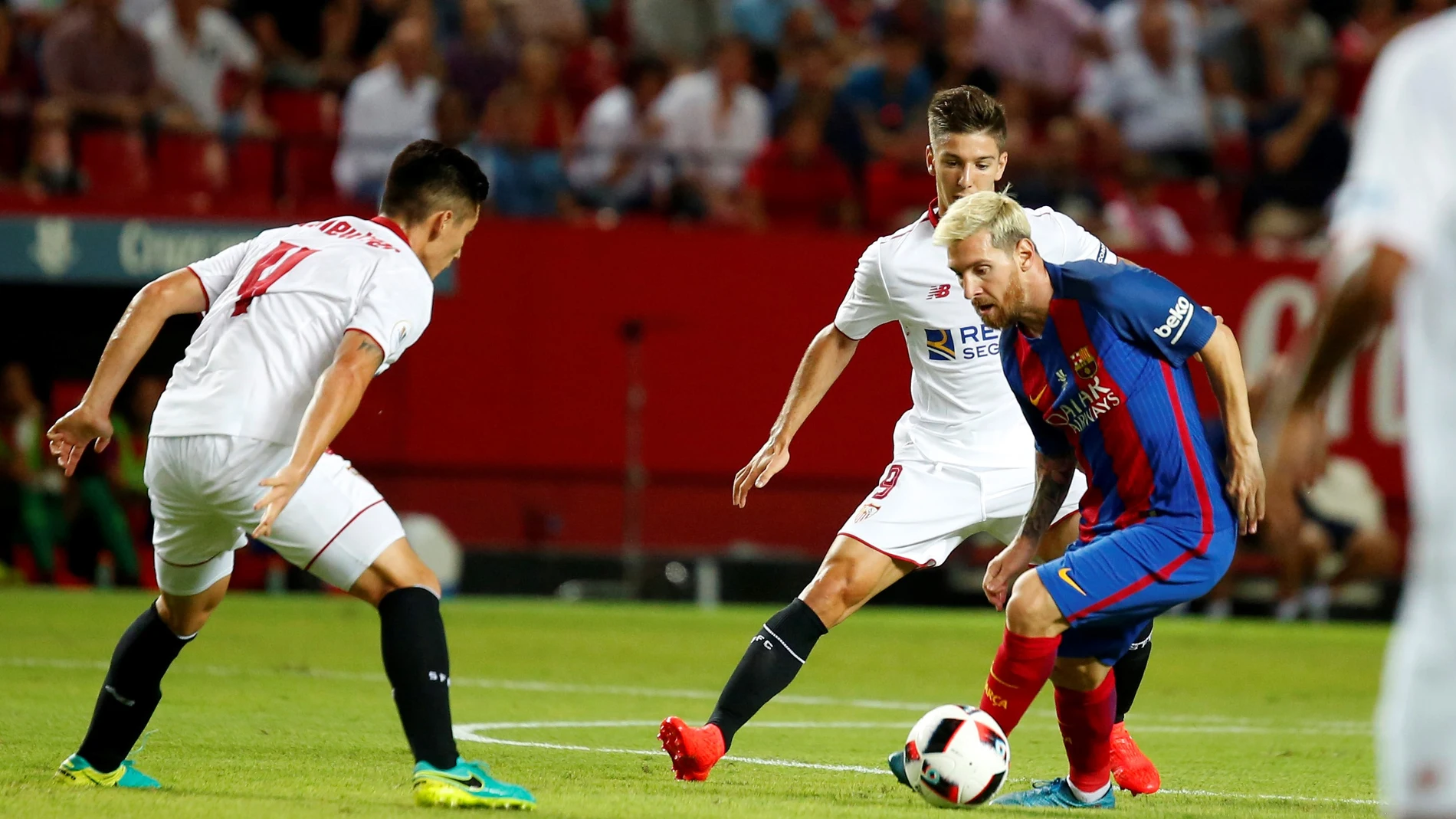 Messi conduce el balón ante la defensa del Sevilla Messi conduce el balón ante la defensa del Sevilla