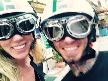 Samantha Theobald y Adam Hobbs Samantha Theobald y Adam Hobbs