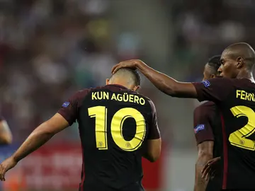 Fernandinho felicita a Agüero por su gol contra el Steaua Fernandinho felicita a Agüero por su gol contra el Steaua