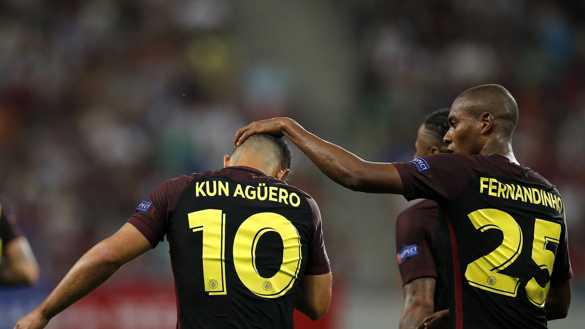 Fernandinho felicita a Agüero por su gol contra el Steaua