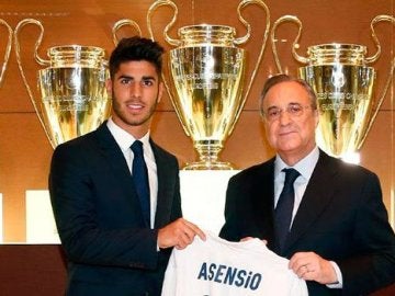 Marco Asensio posa con Florentino Pérez en su presentación con el Madrid