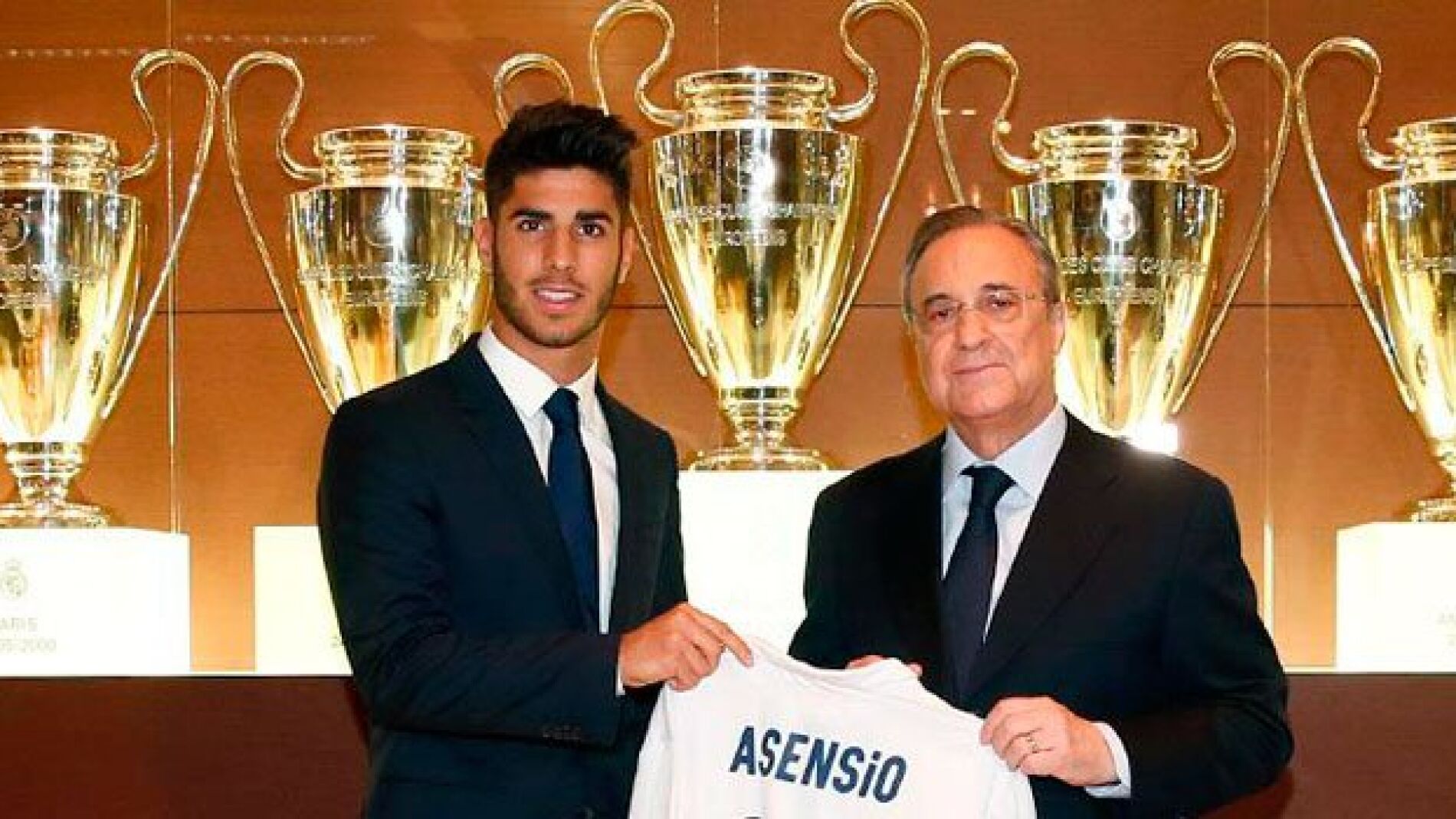 Marco Asensio posa con Florentino P&eacute;rez en su presentaci&oacute;n con el Madrid