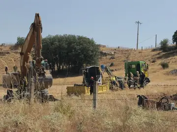 Los rescatadores que trabajan en las labores de recuperación del cuerpo del pastor en el paraje cercano a Zamora. Los rescatadores que trabajan en las labores de recuperación del cuerpo del pastor en el paraje cercano a Zamora.