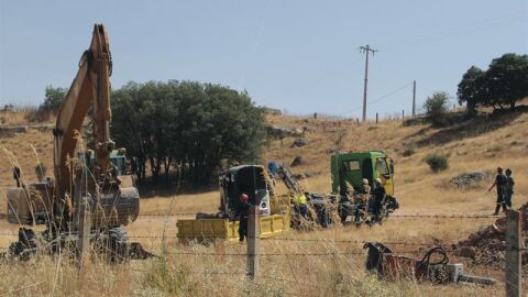 Los rescatadores que trabajan en las labores de recuperaci&oacute;n del cuerpo del pastor en el paraje cercano a Zamora.