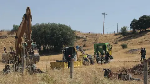 Los rescatadores que trabajan en las labores de recuperación del cuerpo del pastor en el paraje cercano a Zamora. Los rescatadores que trabajan en las labores de recuperación del cuerpo del pastor en el paraje cercano a Zamora.