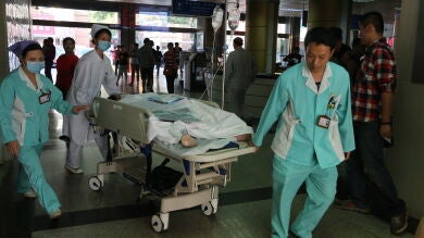 Un grupo de médicos de China consigue salvar la vida de un niño con 12 clavos del estómago
