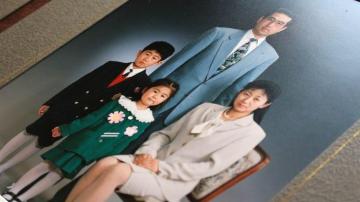 Yasuo Takamatsu junto a su esposa desaparecida y sus hijos.