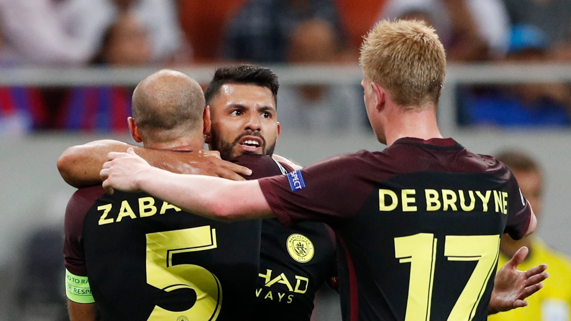 El Kun Agüero celebra su gol con Zabaleta y De Bruyne