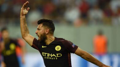 Agüero se resarce de sus penaltis fallados con un gol ante el Steaua