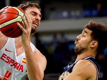 Pau Gasol y Roberto Acuña en el partido entre España y Argentina de baloncesto Pau Gasol y Roberto Acuña en el partido entre España y Argentina de baloncesto