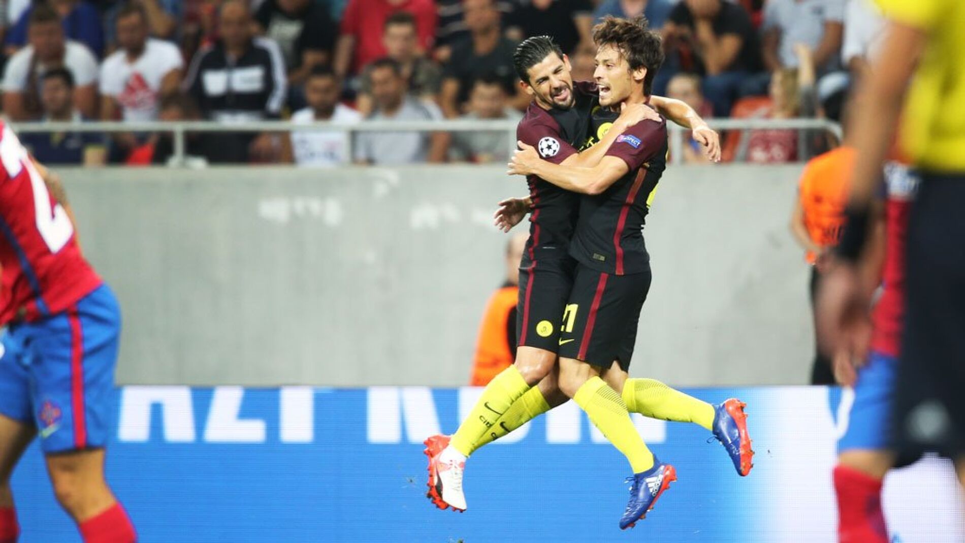 Nolito y Silva festejan el tanto del canario