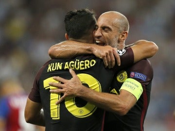 El Kun Agüero celebra con Zabaleta uno de sus tres goles