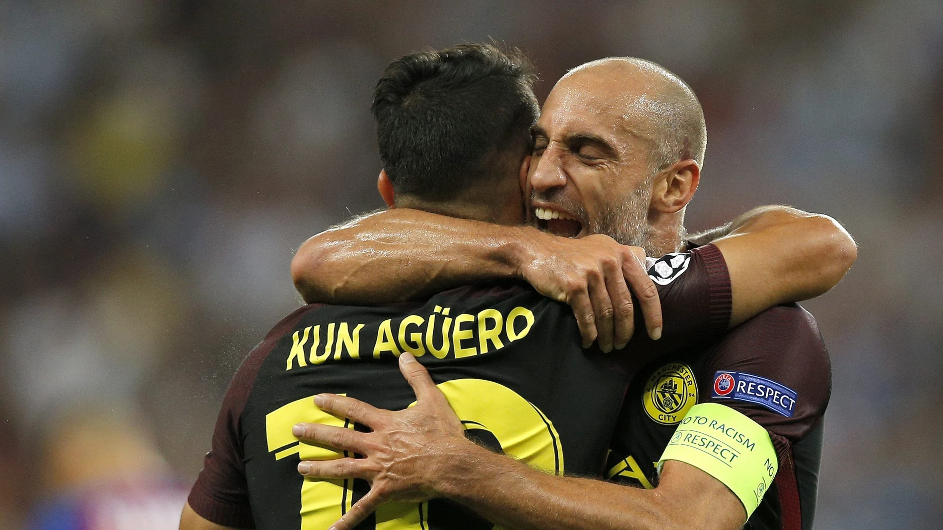 El Kun Agüero celebra con Zabaleta uno de sus tres goles