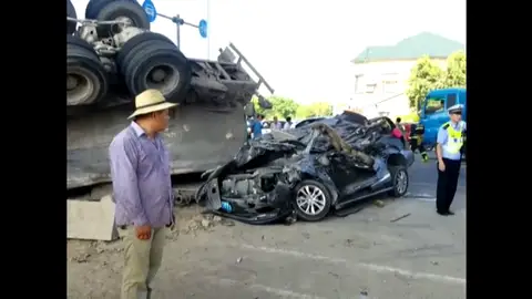 Frame 20.738393 de: Los ocupantes de un coche, aplastado por un camión cisterna, sobreviven al accidente Frame 20.738393 de: Los ocupantes de un coche, aplastado por un camión cisterna, sobreviven al accidente