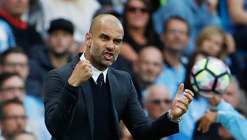 Pep Guardiola anima a su equipo desde la banda del Etihad