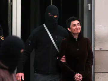 Elena Beloki, escoltada por un policía enmascarados en San Sebastián Elena Beloki, escoltada por un policía enmascarados en San Sebastián